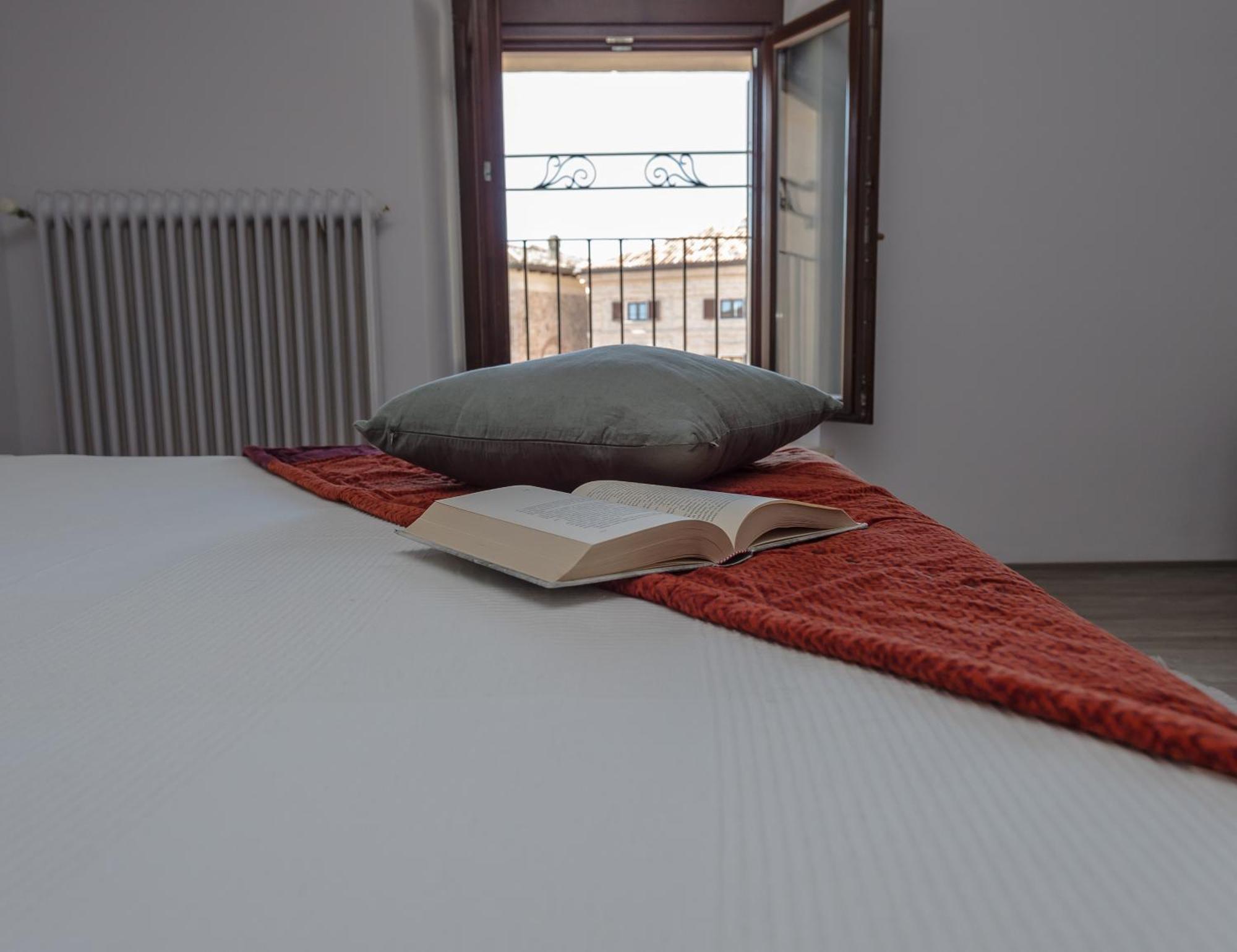 In Pieno Centro Storico Ca Mari E Casa Elena Apartamento Moncalvo Quarto foto